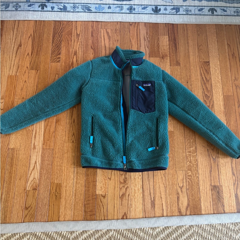 Patagonia Green Puffer Jacket Cozy Outdoor Essential